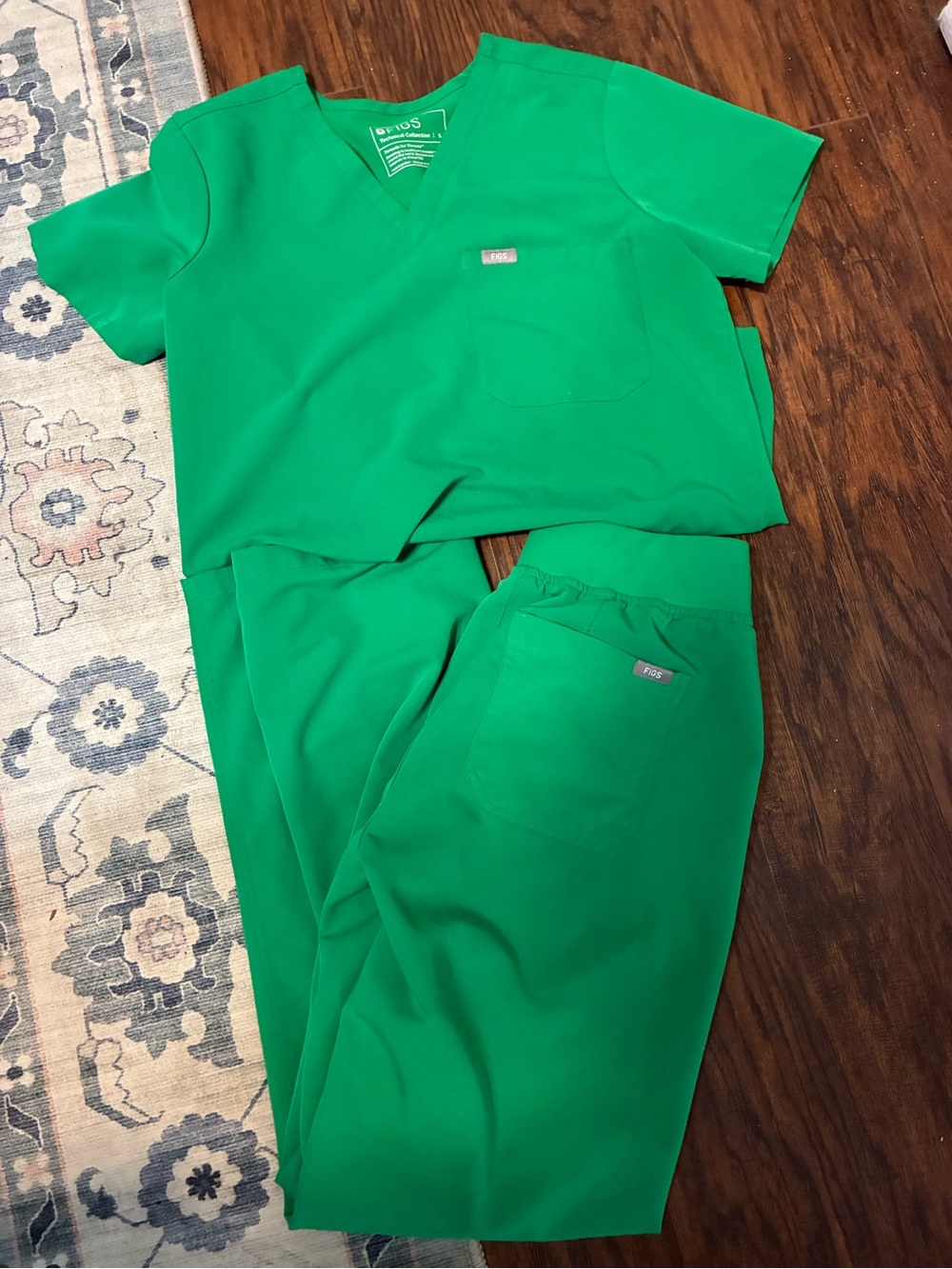Figs Women's Scrub Pajama Set in Bright Green